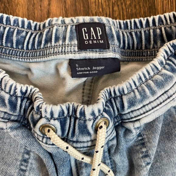 Size 5 Like New Condition Gap jeans - Picture 2 of 4